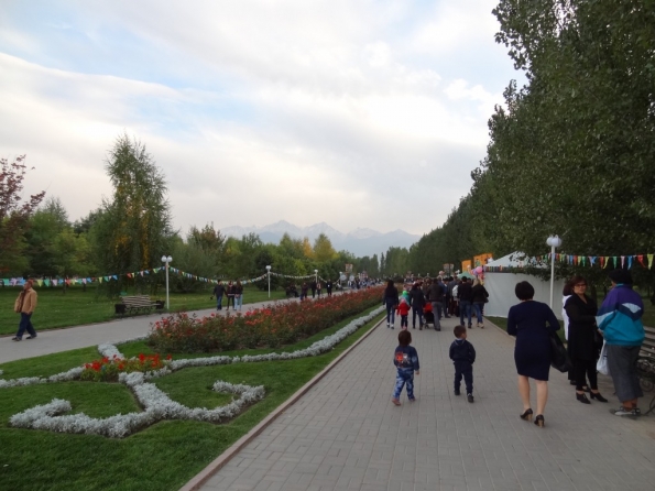 В парке много красивых клумб и разных деревьев со всего мира