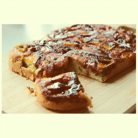 Карамельная шарлотка с бананом и персиками)
