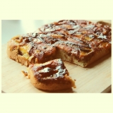 Карамельная шарлотка с бананом и персиками)